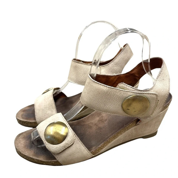 Taos Women's Carousel Wedge Sandal Color Stone Size EU 39 distressed leather - Picture 12 of 12
